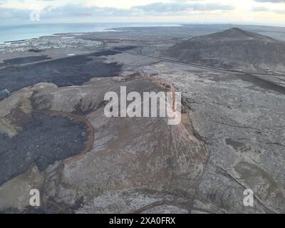 Grindavik, Island. Mai 2024. Luftaufnahme mit verhärteten Magmaströmen, die direkt außerhalb des Fischerdorfes Grindavika auf der Halbinsel Reykjanes im Südwesten Islands stoppten, 8. Mai 2024 in der Nähe von Grindavika, Island. Quelle: Björn Oddsson/Icelandic Meteorological Office/Alamy Live News Stockfoto