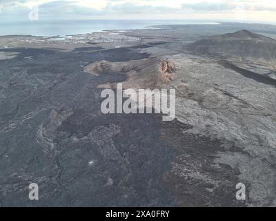 Grindavik, Island. Mai 2024. Luftaufnahme mit verhärteten Magmaströmen, die direkt außerhalb des Fischerdorfes Grindavika auf der Halbinsel Reykjanes im Südwesten Islands stoppten, 8. Mai 2024 in der Nähe von Grindavika, Island. Quelle: Björn Oddsson/Icelandic Meteorological Office/Alamy Live News Stockfoto