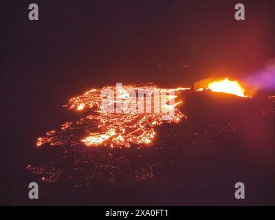 Grindavik, Island. April 2024. Lava spuckt aus Magmaöffnungen und dem Kegel des Vulkans Fagradalsfjall auf der Halbinsel Reykjanes im Südwesten Islands, 7. April 2024 in der Nähe von Grindavik, Island. Drei Lüftungsschlitze spuckten Lava nach Norden, stabilisierten sich aber später ohne große Veränderung. Kredit: Isländisches Meteorologisches Büro/Isländisches Meteorologisches Büro/Alamy Live News Stockfoto