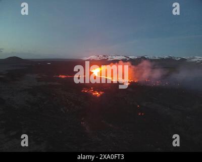 Grindavik, Island. April 2024. Lava spuckt aus Magmaöffnungen und dem Kegel des Vulkans Fagradalsfjall auf der Halbinsel Reykjanes im Südwesten Islands, 7. April 2024 in der Nähe von Grindavik, Island. Drei Lüftungsschlitze spuckten Lava nach Norden, stabilisierten sich aber später ohne große Veränderung. Kredit: Isländisches Meteorologisches Büro/Isländisches Meteorologisches Büro/Alamy Live News Stockfoto