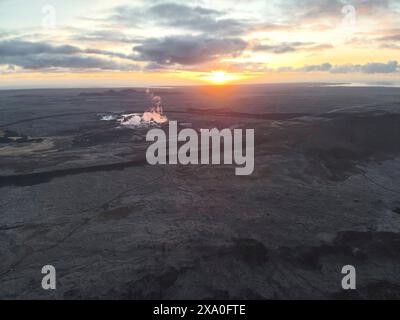 Grindavik, Island. Mai 2024. Luftaufnahme mit verhärteten Magmaströmen, die kurz vor einem geothermischen Kraftwerk auf der Halbinsel Reykjanes im Südwesten Islands stoppten, 8. Mai 2024 in der Nähe von Grindavika, Island. Quelle: Björn Oddsson/Icelandic Meteorological Office/Alamy Live News Stockfoto