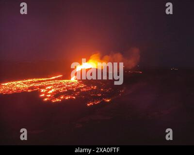 Grindavik, Island. April 2024. Lava spuckt aus Magmaöffnungen und dem Kegel des Vulkans Fagradalsfjall auf der Halbinsel Reykjanes im Südwesten Islands, 7. April 2024 in der Nähe von Grindavik, Island. Drei Lüftungsschlitze spuckten Lava nach Norden, stabilisierten sich aber später ohne große Veränderung. Kredit: Isländisches Meteorologisches Büro/Isländisches Meteorologisches Büro/Alamy Live News Stockfoto