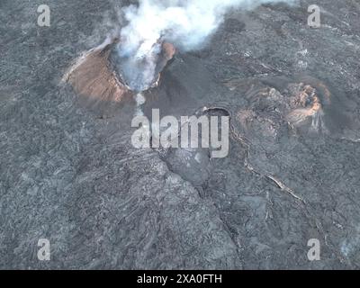 Grindavik, Island. Mai 2024. Luftaufnahme mit Dampf und Gasen, die vom Vulkankegel Fagradalsfjall abströmten, umgeben von verhärteten Magmaströmen, nach dem Ausbruch des Marsches auf der Halbinsel Reykjanes im Südwesten Islands, am 8. Mai 2024 in der Nähe von Grindavika, Island. Quelle: Björn Oddsson/Icelandic Meteorological Office/Alamy Live News Stockfoto