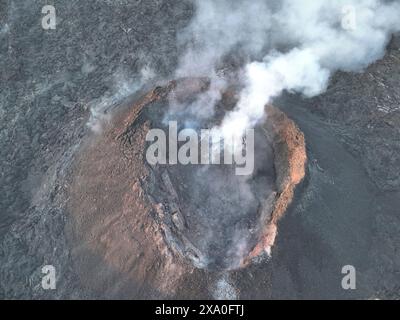 Grindavik, Island. Mai 2024. Luftaufnahme mit Dampf und Gasen, die vom Vulkankegel Fagradalsfjall abströmten, umgeben von verhärteten Magmaströmen, nach dem Ausbruch des Marsches auf der Halbinsel Reykjanes im Südwesten Islands, am 8. Mai 2024 in der Nähe von Grindavika, Island. Quelle: Björn Oddsson/Icelandic Meteorological Office/Alamy Live News Stockfoto