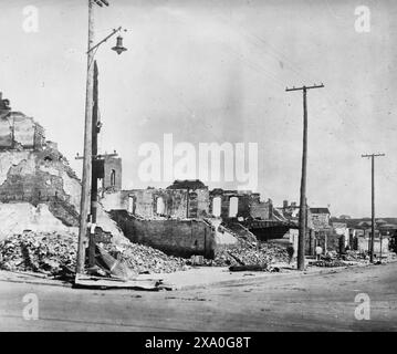 Williams Gebäude, West Side von 100 Blocks. N. Greenwood Tulsa, Oklahoma nach Race Riots, Juni 1921 – das Foto zeigt Ruinen des Williams-Konditorgebäudes nach dem Tulsa Race Massaker, auch Tulsa Race Riot genannt, als ein weißer Mob das vorwiegend afroamerikanische Greenwood-Viertel Tulsa, Oklahoma, Angriff Stockfoto