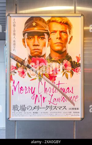 tokio, ginza - 17. Mai 2024: Japanisches Poster für die restaurierte 4K-Version von Nagisa Oshimas Film Merry Christmas Mr. Lawrence, veröffentlicht 1983 featuri Stockfoto