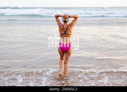 Europa, Spanien, Gipuzkoa, Zarautz Strand mit älteren Frau Baden im Morgengrauen Stockfoto