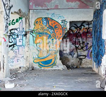 Ein altes Gebäude mit Maya-Kunstwerken an einer Wand. Jalisco, Mexiko Stockfoto