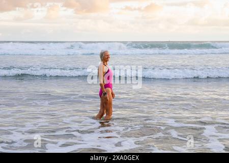 Europa, Spanien, Gipuzkoa, Zarautz Beach mit attraktiven älteren Frauen, die bei Sonnenaufgang baden Stockfoto