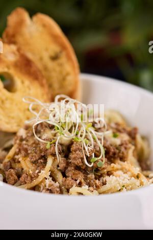 Ein Tisch mit Pasta, Brot und Pflanzen in einer Bowlv Stockfoto