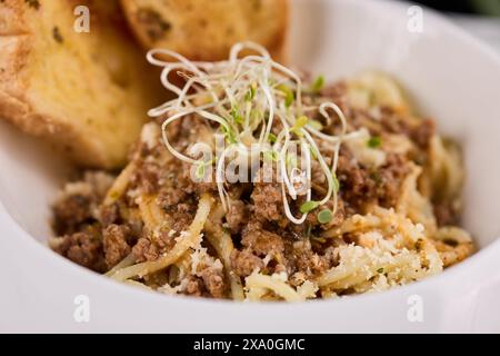 Brot und Pasta in einer Schüssel, italienisches Küchenkonzept Stockfoto