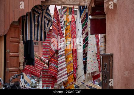 Ein Straßenladen in der Stadt Marrakesch in Marokko, wo wir bunte Decken auf handwerklichen Webstühlen aus Wolle und Baumwolle sehen Stockfoto