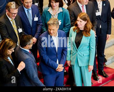 Christmann Habeck Parikh Kandahari - US-German Space Dialogue im BMWK EUR, Deutschland, Berlin, 03.06.2024: V.l.n.r. Anna Christmann - Koordinatorin der Bundesregierung, Bundeswirtschaftsminister Robert Habeck, Geschäftsführender Sekretär des nationalen Weltraumrates der USA Chirag Parikh und Rahima Kandahari - US Department of State. Die deutsche und die amerikanische Raumfahrtagentur messen mit Gravity Recovery and Climate Experiment - Continuity kurz GRACE-C das Schwerefeld aus dem All. In den letzten 20 Jahren hat Deutschland mehr als 15 Milliarden Tonnen Wasser verloren. Seit über 20 Stockfoto