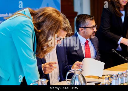 Christmann Habeck Parikh Kandahari - US-German Space Dialogue im BMWK EUR, Deutschland, Berlin, 03.06.2024: V.l.n.r. Anna Christmann - Koordinatorin der Bundesregierung, Bundeswirtschaftsminister Robert Habeck, Geschäftsführender Sekretär des nationalen Weltraumrates der USA Chirag Parikh und Rahima Kandahari - US Department of State. Die deutsche und die amerikanische Raumfahrtagentur messen mit Gravity Recovery and Climate Experiment - Continuity kurz GRACE-C das Schwerefeld aus dem All. In den letzten 20 Jahren hat Deutschland mehr als 15 Milliarden Tonnen Wasser verloren. Seit über 20 Stockfoto