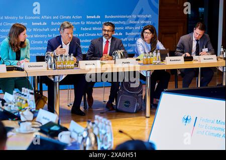 Christmann Habeck Parikh Kandahari Eric Desautels - US-German Space Dialogue im BMWK EUR, Deutschland, Berlin, 03.06.2024: V.l.n.r. Anna Christmann - Koordinatorin der Bundesregierung, Bundeswirtschaftsminister Robert Habeck, Geschäftsführender Sekretär des nationalen Weltraumrates der USA Chirag Parikh, Rahima Kandahari - U.S. Department of State und Eric Desautels - Director ESC. Die deutsche und die amerikanische Raumfahrtagentur messen mit Gravity Recovery and Climate Experiment - Continuity kurz GRACE-C das Schwerefeld aus dem All. In den letzten 20 Jahren hat Deutschland mehr als 15 M Stockfoto