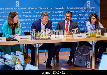 Christmann Habeck Parikh Kandahari - US-German Space Dialogue im BMWK EUR, Deutschland, Berlin, 03.06.2024: V.l.n.r. Anna Christmann - Koordinatorin der Bundesregierung, Bundeswirtschaftsminister Robert Habeck, Geschäftsführender Sekretär des nationalen Weltraumrates der USA Chirag Parikh und Rahima Kandahari - US Department of State. Die deutsche und die amerikanische Raumfahrtagentur messen mit Gravity Recovery and Climate Experiment - Continuity kurz GRACE-C das Schwerefeld aus dem All. In den letzten 20 Jahren hat Deutschland mehr als 15 Milliarden Tonnen Wasser verloren. Seit über 20 Stockfoto