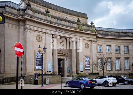 Bolton Greater Manchester UK 06. April 2024. Bolton Bibliothek Kunstgalerie und Museum Le Mans Crescent. Stockfoto