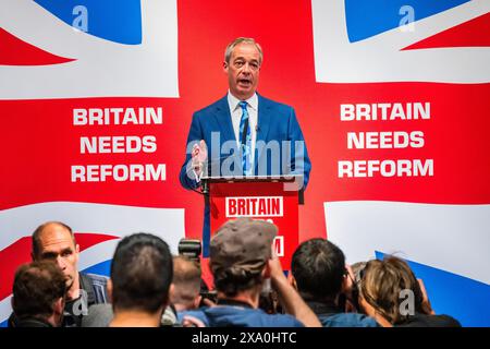 London, Großbritannien. Juni 2024. Nigel Farage akzeptiert die Führung von Reform UK und kündigt an, dass er bei den bevorstehenden Parlamentswahlen für Clacton kandidieren wird. Die Ankündigungen werden in der Glaziers Hall in London gemacht. Guy Bell/Alamy Live News Stockfoto