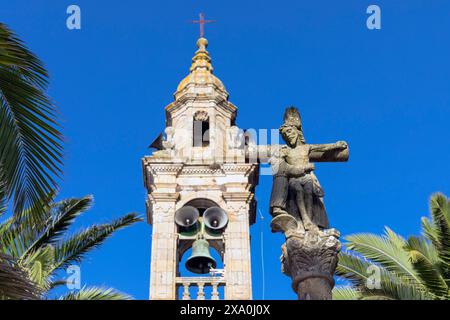 Spanien, Galicien, Porto do Son, Iglesia de San Vicente de Noal, Glockenturm mit Kruzifix (Detail) Stockfoto