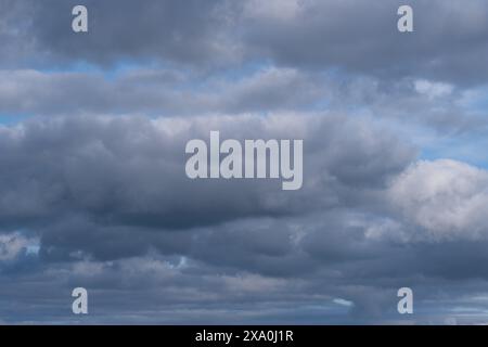 Hintergrund, dunkle und dramatische Sturmwolken Stockfoto