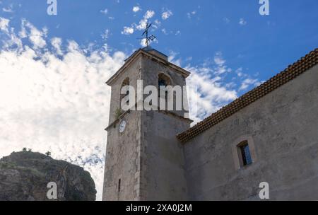 Ein Niedrigwinkelbild der romanischen Kirche unserer Lieben Frau von der Himmelfahrt im Dorf Huelamo Stockfoto