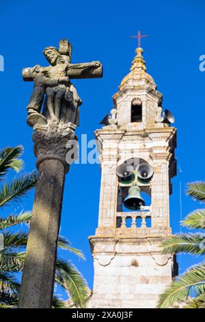 Spanien, Galicien, Porto do Son, Iglesia de San Vicente de Noal, Glockenturm mit Kruzifix (Detail) Stockfoto