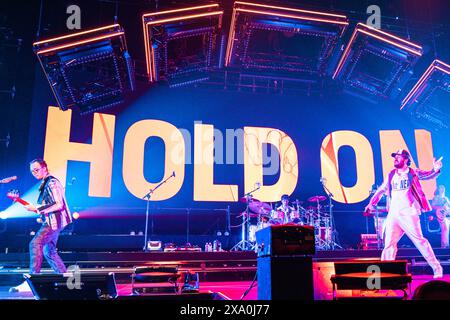 Rom, Italien. Mai 2024. Riccardo Zanotti tritt mit seiner Band Pinguini Tattici Nucleari im Palazzo dello Sport in Rom auf. Quelle: SOPA Images Limited/Alamy Live News Stockfoto