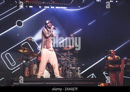 Rom, Italien. Mai 2024. Riccardo Zanotti tritt mit seiner Band Pinguini Tattici Nucleari im Palazzo dello Sport in Rom auf. Quelle: SOPA Images Limited/Alamy Live News Stockfoto