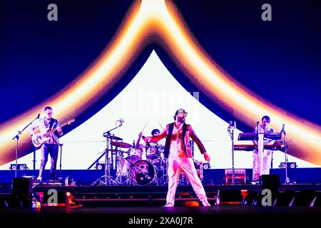 Rom, Italien. Mai 2024. Riccardo Zanotti tritt mit seiner Band Pinguini Tattici Nucleari im Palazzo dello Sport in Rom auf. Quelle: SOPA Images Limited/Alamy Live News Stockfoto