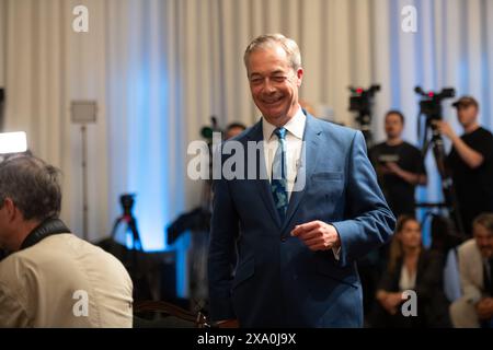 London, Großbritannien. Juni 2024. Nigel Farage gibt bekannt, dass er die Führung der Reform UK übernimmt und für die Parlamentswahlen im Sitz von Clacton steht. Quelle: Justin Ng/Alamy Live News. Stockfoto