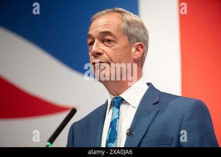 London, Großbritannien. Juni 2024. Nigel Farage gibt bekannt, dass er die Führung der Reform UK übernimmt und für die Parlamentswahlen im Sitz von Clacton steht. Quelle: Justin Ng/Alamy Live News. Stockfoto