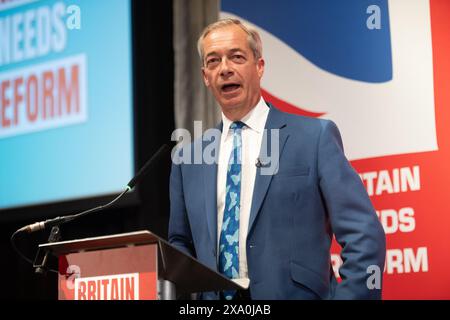 London, Großbritannien. Juni 2024. Nigel Farage gibt bekannt, dass er die Führung der Reform UK übernimmt und für die Parlamentswahlen im Sitz von Clacton steht. Quelle: Justin Ng/Alamy Live News. Stockfoto