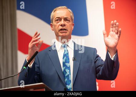 London, Großbritannien. Juni 2024. Nigel Farage gibt bekannt, dass er die Führung der Reform UK übernimmt und für die Parlamentswahlen im Sitz von Clacton steht. Quelle: Justin Ng/Alamy Live News. Stockfoto