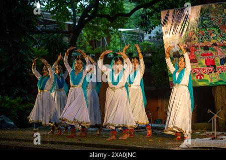 Tänzerinnen und Tänzer treten beim Barsha Utsab 1426 auf, einem bengalischen Festival, das den Monsun an der Fakultät für Bildende Künste der Universität Dhaka in Bangladesch begrüßt. Stockfoto