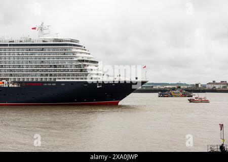 Pier Head, Liverpool, Großbritannien. Juni 2024. Nach ihrer Jungfernfahrt legte Cunards neues Linienschiff Queen Ann für eine Namenszeremonie in Liverpool an. Cunard richtete eine Bühne für die Namensgebung ein und veranstaltete die Veranstaltung am Ufer der Mersey. Der transatlantische Dienst und die Passagierschifffahrt von Cunard wurde 1840 in Livepool gestartet. Quelle: Rena Pearl/Alamy Live News Stockfoto