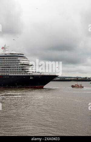 Pier Head, Liverpool, Großbritannien. Juni 2024. Nach ihrer Jungfernfahrt legte Cunards neues Linienschiff Queen Ann für eine Namenszeremonie in Liverpool an. Cunard richtete eine Bühne für die Namensgebung ein und veranstaltete die Veranstaltung am Ufer der Mersey. Der transatlantische Dienst und die Passagierschifffahrt von Cunard wurde 1840 in Livepool gestartet. Quelle: Rena Pearl/Alamy Live News Stockfoto