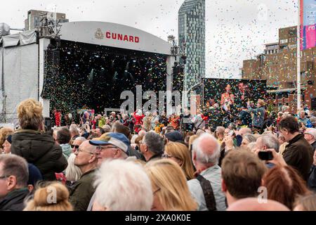 Pier Head, Liverpool, Großbritannien. Juni 2024. Nach ihrer Jungfernfahrt legte Cunards neues Linienschiff Queen Ann für eine Namenszeremonie in Liverpool an. Cunard richtete eine Bühne für die Namensgebung ein und veranstaltete die Veranstaltung am Ufer der Mersey. Der transatlantische Dienst und die Passagierschifffahrt von Cunard wurde 1840 in Livepool gestartet. Quelle: Rena Pearl/Alamy Live News Stockfoto