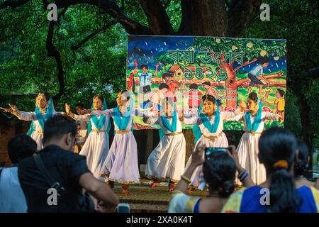 Tänzerinnen und Tänzer treten beim Barsha Utsab 1426 auf, einem bengalischen Festival, das den Monsun an der Fakultät für Bildende Künste der Universität Dhaka in Bangladesch begrüßt. Stockfoto