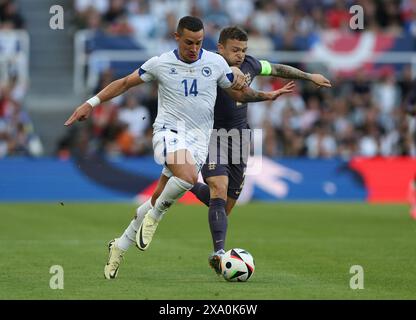 Newcastle upon Tyne, Großbritannien. Juni 2024. Kieran Trippier (R) aus England im Kampf mit Dario Saric aus Bosnien-Herzegowina während des internationalen Freundschaftsspiels zwischen England und Bosnien-Herzegowina im St. James' Park in Newcastle upon Tyne. Der Bildnachweis sollte lauten: Nigel Roddis/Sportimage Credit: Sportimage Ltd/Alamy Live News Stockfoto