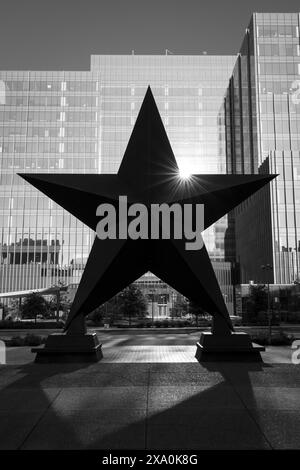 Riesige Texas Lone Star Skulptur in Schwarzweiß vor dem Bullock Museum in Austin, Texas. Stockfoto