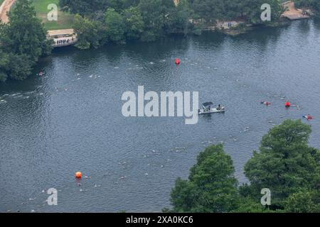 Schwimmen Sie einen Teil des Austin Olympic Triathlon im Ladybird Lake, Austin, Texas Stockfoto