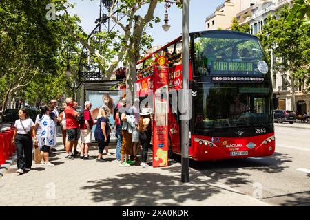 Touristenbus auf dem Passeig de Gracia, Barcelona, Katalonien, Spanien. Stockfoto