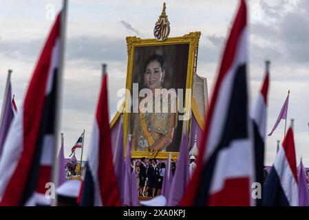 Bangkok, Thailand. Juni 2024. Das Porträt der thailändischen Königin Suthida während der Feier zum 46. Geburtstag von Königin Suthida in Sanam Luang in Bangkok. Quelle: SOPA Images Limited/Alamy Live News Stockfoto