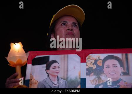 Bangkok, Thailand. Juni 2024. Ein thailändischer royalistischer Unterstützer hält die Porträts der thailändischen Königin Suthida und Kerze während der Feier zum 46. Geburtstag von Königin Suthida in Sanam Luang in Bangkok. Quelle: SOPA Images Limited/Alamy Live News Stockfoto