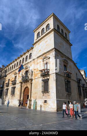 Europa, Spanien, Leon, Palacio de los Guzmanes mit Touristen, die während der COVID-19-Pandemie 2020 Gesichtsmasken trugen Stockfoto