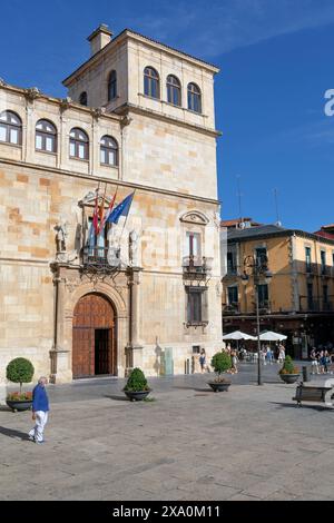 Europa, Spanien, Leon, Palacio de los Guzmanes mit Touristen, die während der COVID-19-Pandemie 2020 Gesichtsmasken trugen Stockfoto