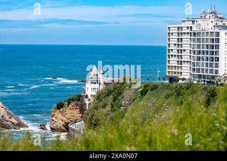 Häuser und Straßen der touristischen Stadt Biarritz am sonnigen Tag, Baskenland, Golf von Biskaya im Atlantik, Frankreich Stockfoto