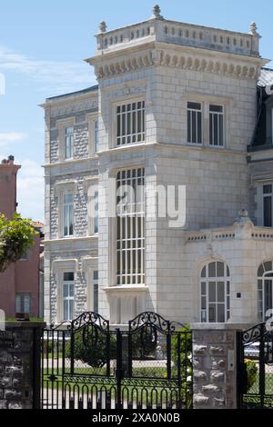 Häuser und Straßen der touristischen Stadt Biarritz am sonnigen Tag, Baskenland, Golf von Biskaya im Atlantik, Frankreich Stockfoto