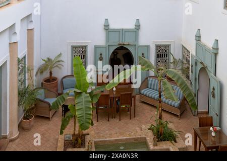 Blick von oben auf einen marokkanischen Innenhof in Marrakesch. Stockfoto