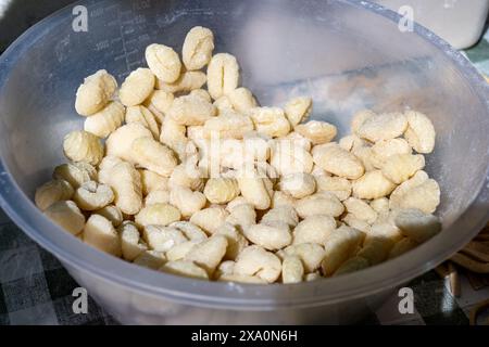 Italienisches Essen, frische hausgemachte Pasta Gnocchi mit Kartoffeln, fertig zum Kochen auf dem Portobello Road Food Market in London, Großbritannien Stockfoto